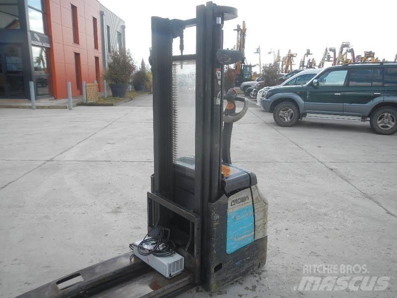Crown ES 4000 低架升降機