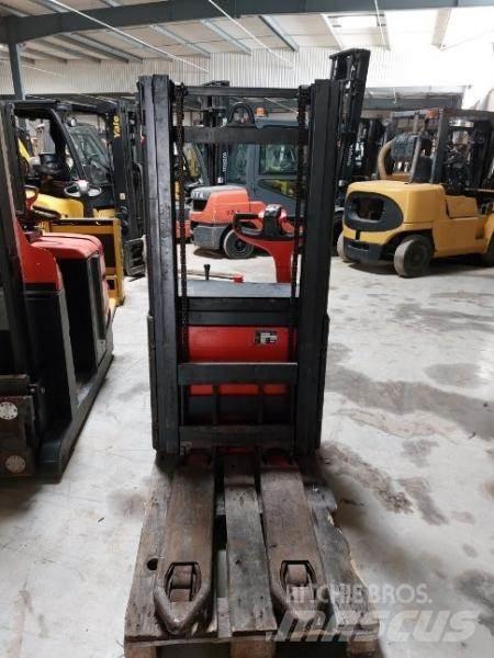 Fenwick L12 行走控制式堆積機