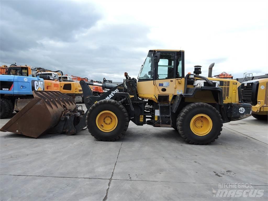 Komatsu WA320 輪胎式裝載機