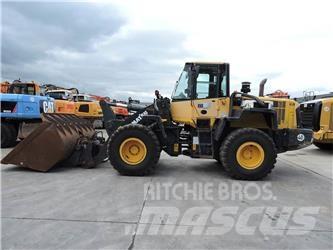 Komatsu WA320 輪胎式裝載機