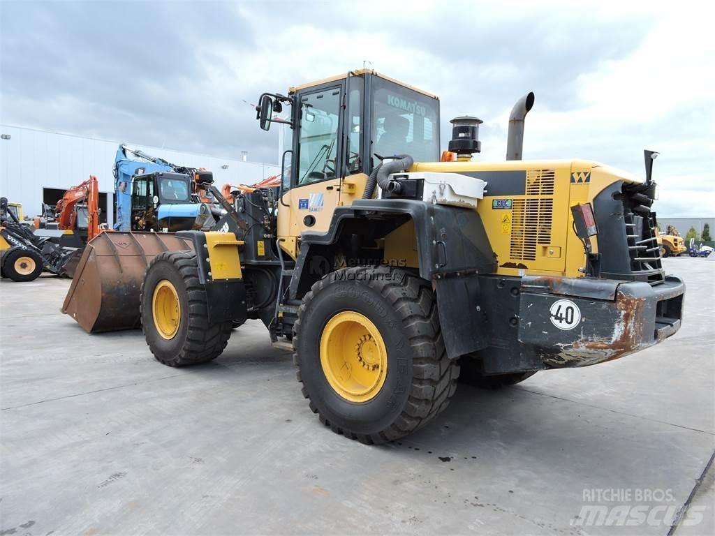 Komatsu WA320 輪胎式裝載機