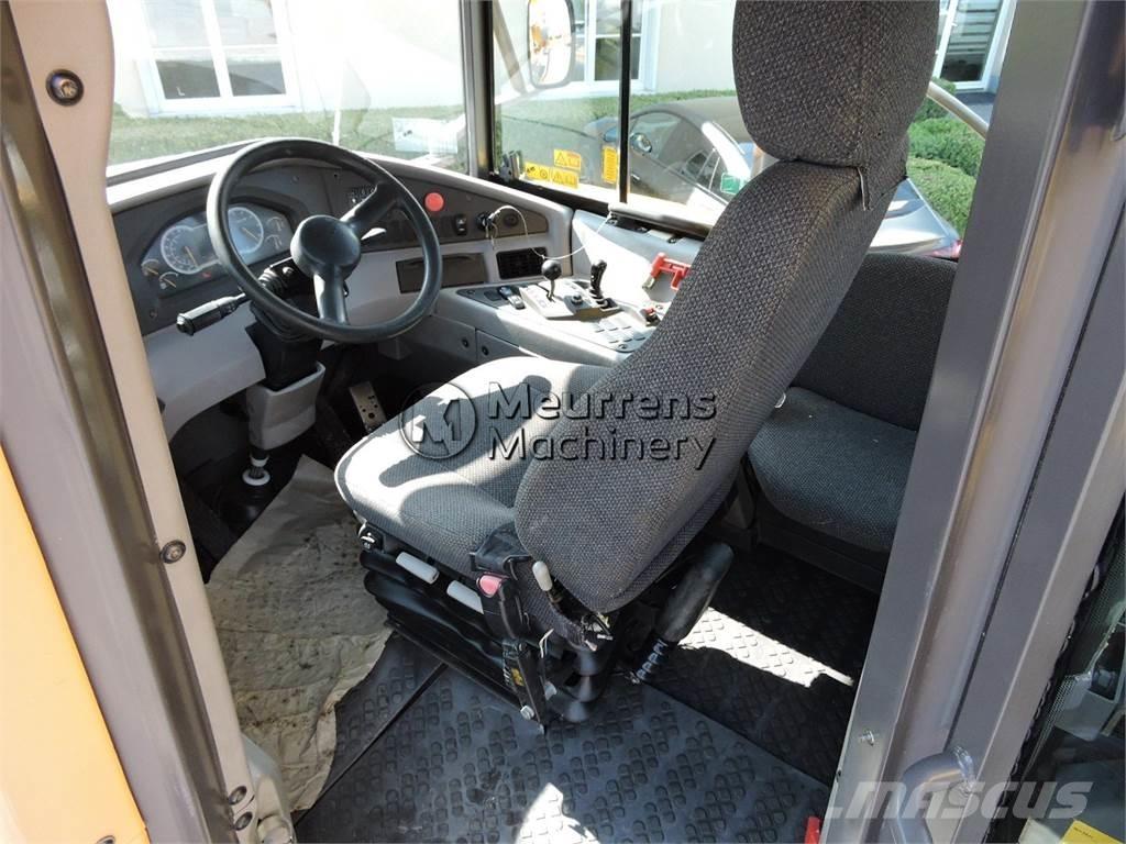 Volvo A25F 鉸接式起吊車