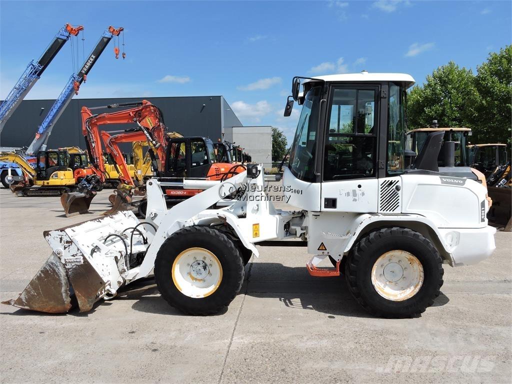 Volvo L30G + FORK 輪胎式裝載機