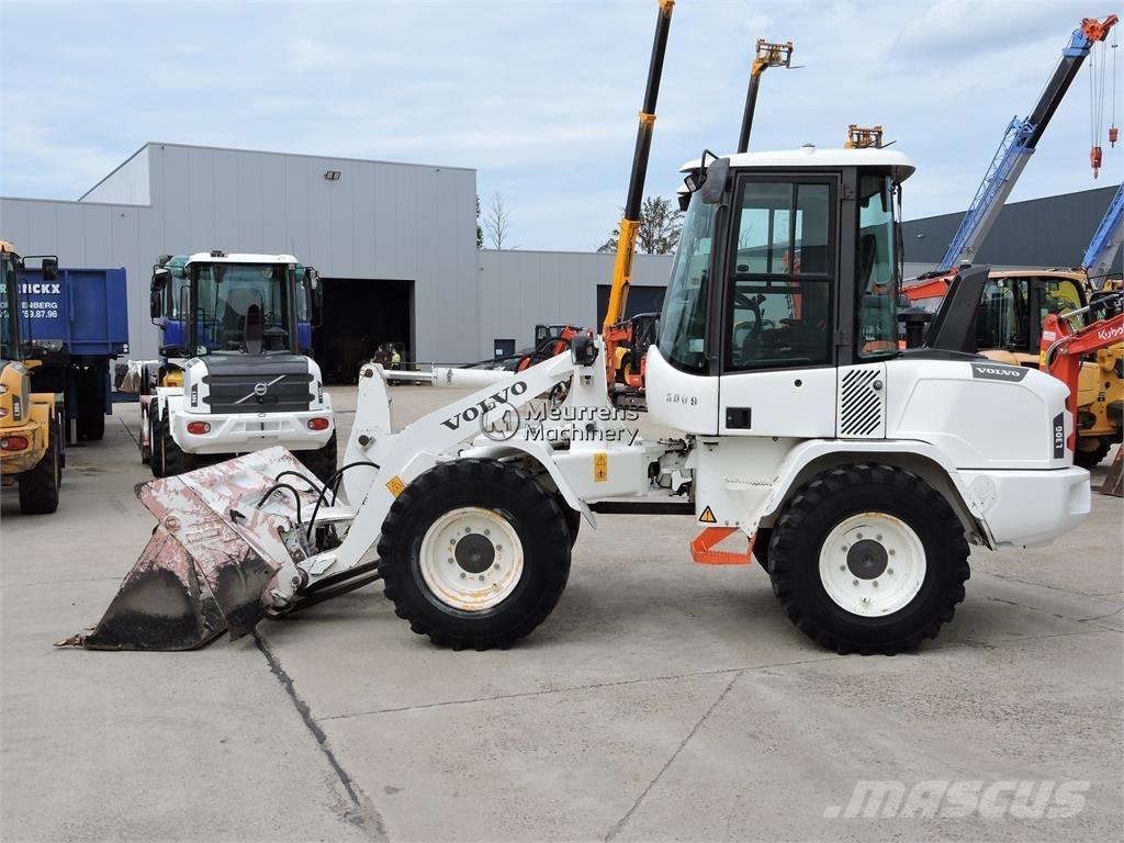 Volvo L30G + FORK 輪胎式裝載機