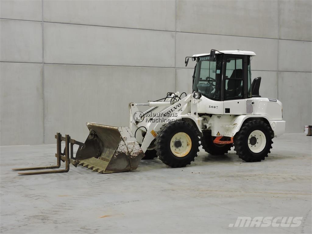Volvo L30G + FORK 輪胎式裝載機