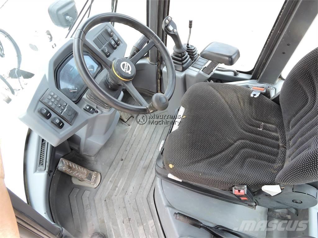 Volvo L30G + FORK 輪胎式裝載機