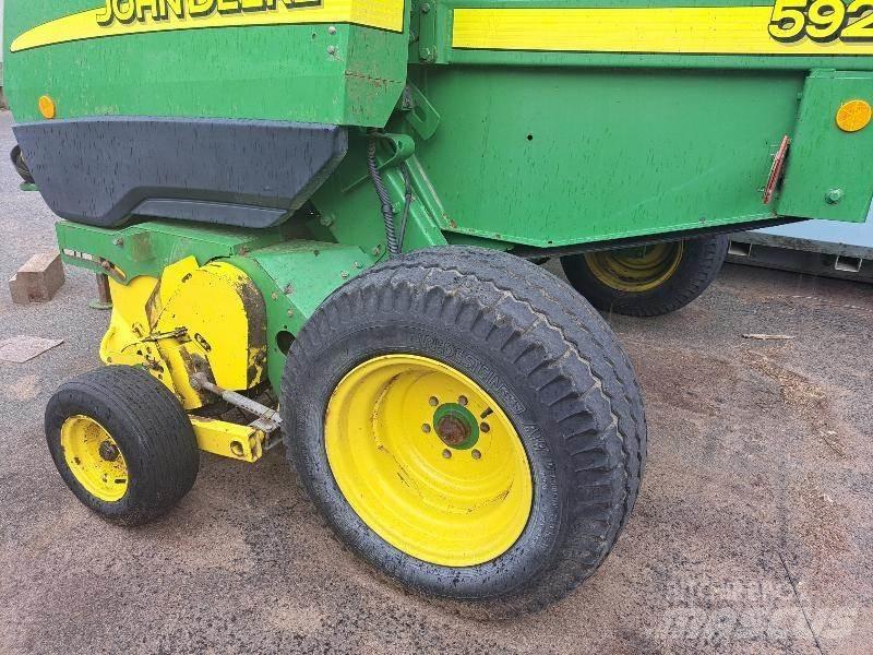 John Deere 592 圓型牧草打包機
