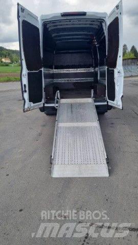 Iveco 35-170 廂式貨物運輸車