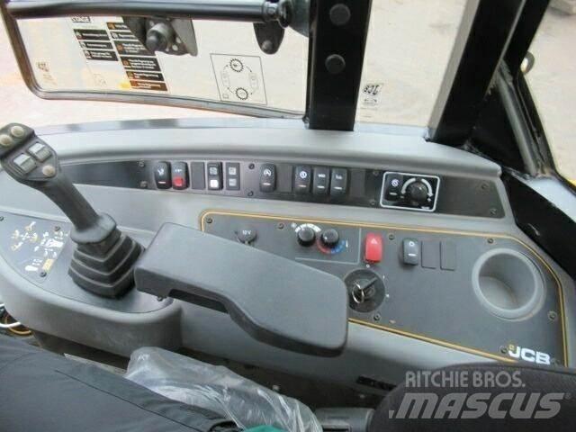 JCB TM220 Agri 前端裝載機和挖掘機