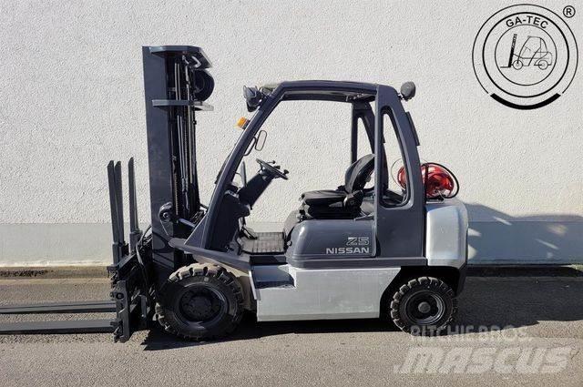Nissan U1D2A25LQ 液化石油氣LPG卡車