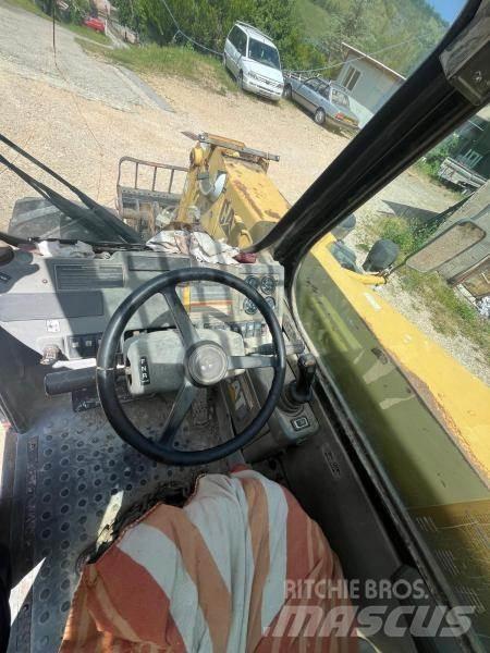 CAT th62 伸縮臂操作車