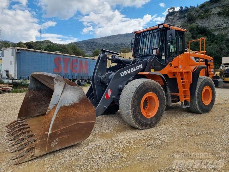Doosan DL300 輪胎式裝載機