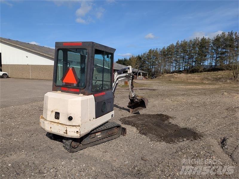 Bobcat X220 小型挖土機/掘鑿機<7t(小型挖掘機)