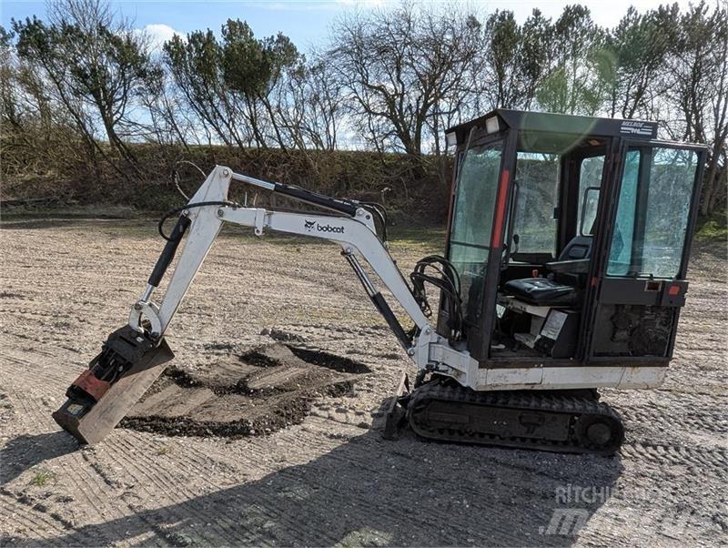 Bobcat X220 小型挖土機/掘鑿機<7t(小型挖掘機)