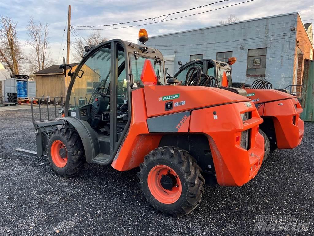 Ausa T235H 伸縮臂操作車