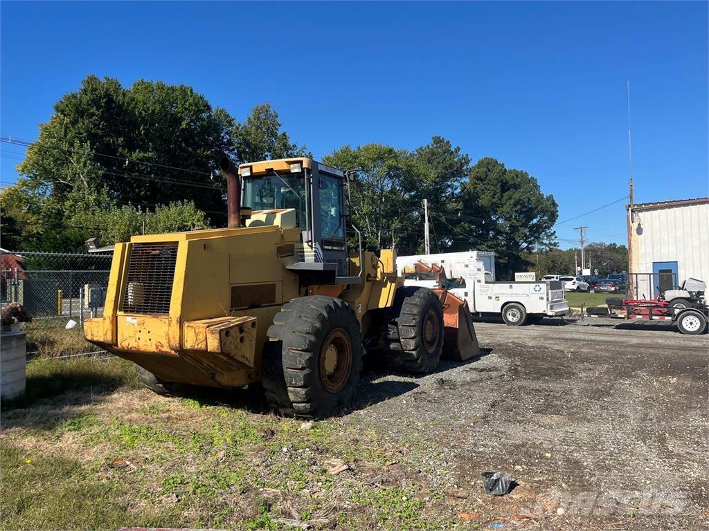 CASE 821C 輪胎式裝載機