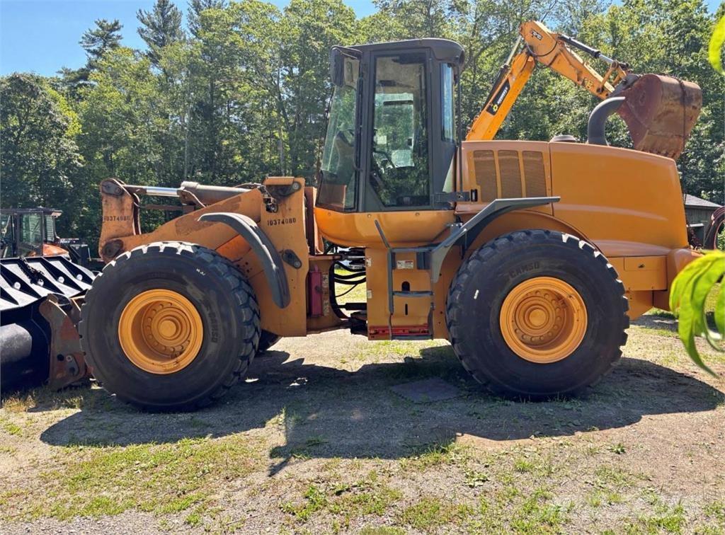 CASE 821F 輪胎式裝載機