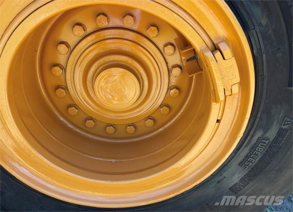 CASE 821F 輪胎式裝載機