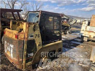 CAT 216B 滑移轉向裝載機