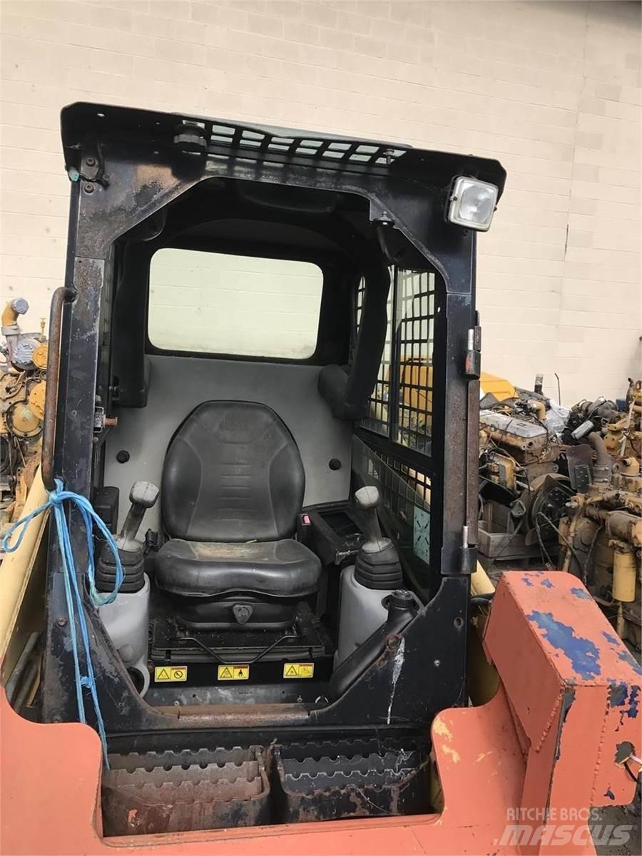 CAT 226B 滑移轉向裝載機