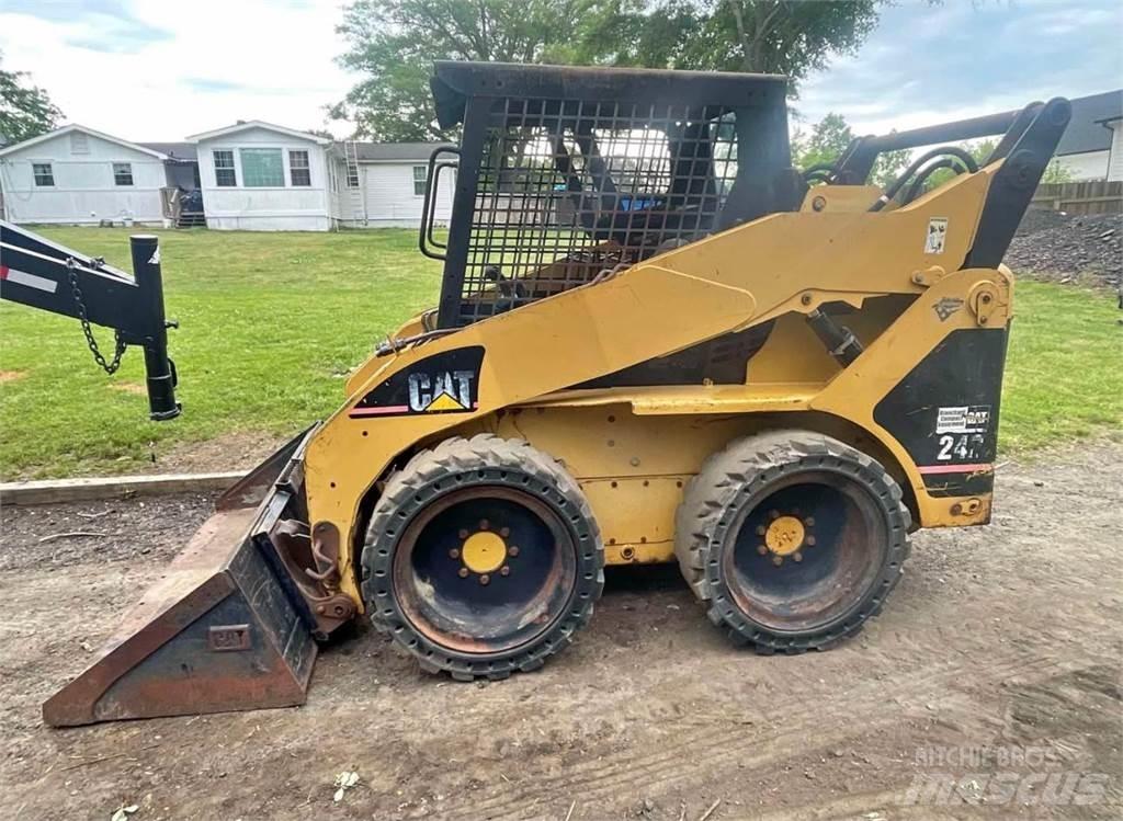 CAT 242 滑移轉向裝載機