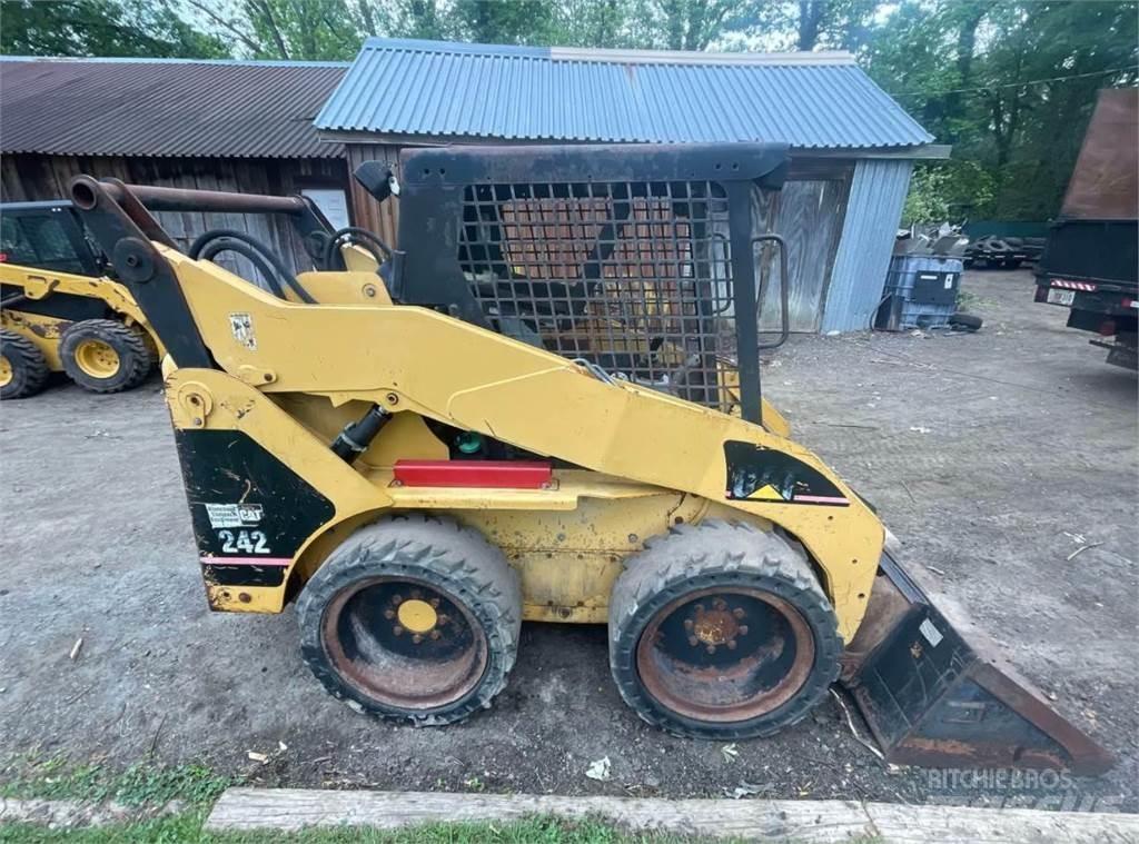 CAT 242 滑移轉向裝載機