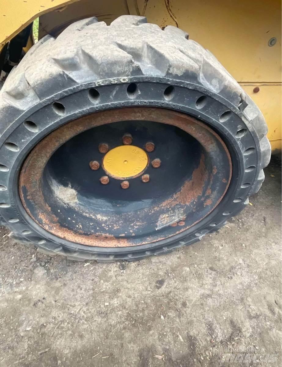 CAT 242 滑移轉向裝載機