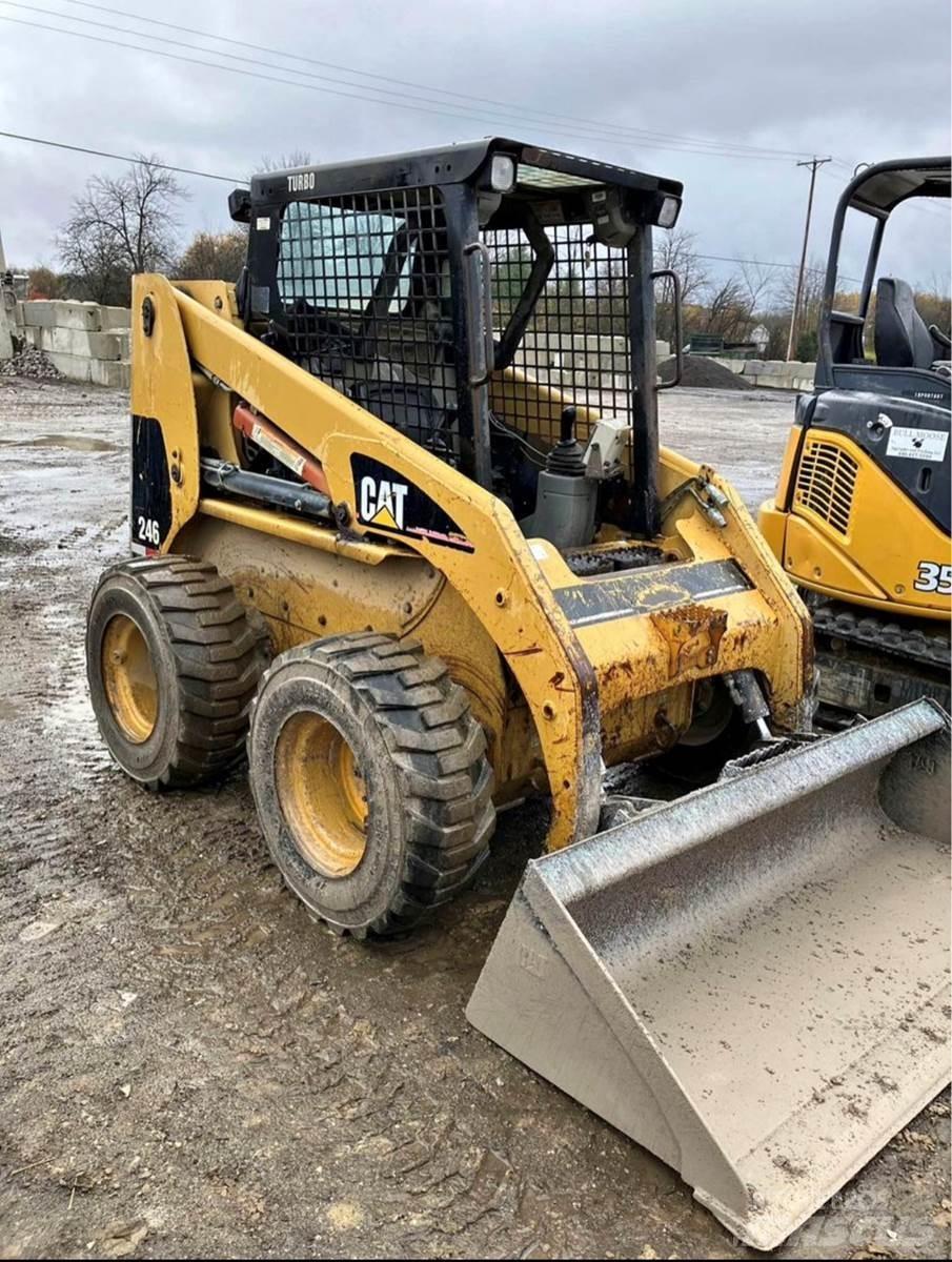 CAT 246 滑移轉向裝載機