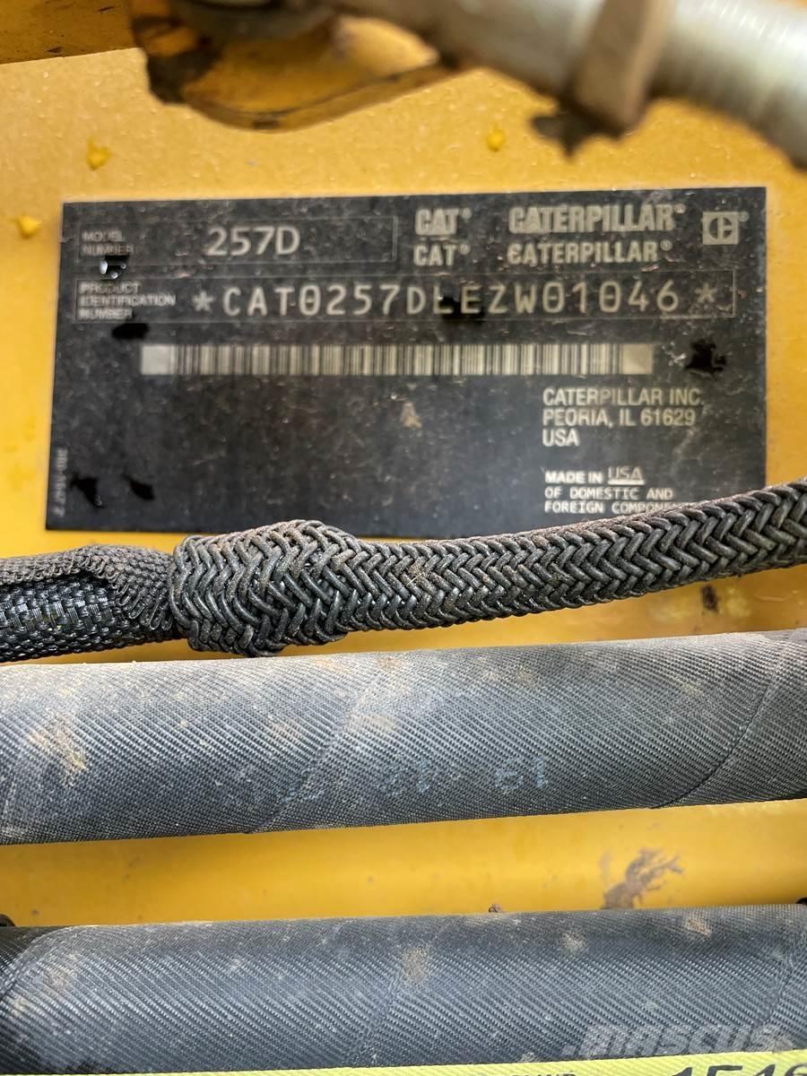 CAT 257D 滑移轉向裝載機