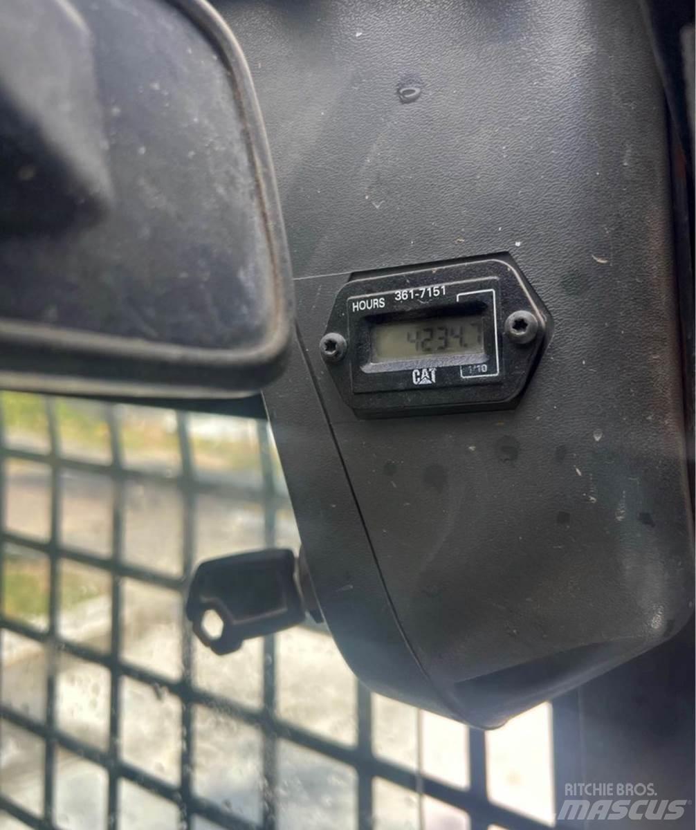CAT 259B3 滑移轉向裝載機