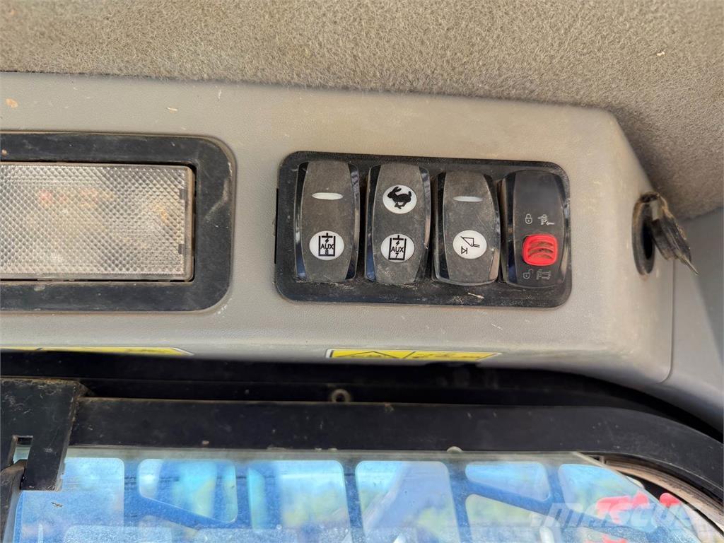 CAT 277D 滑移轉向裝載機