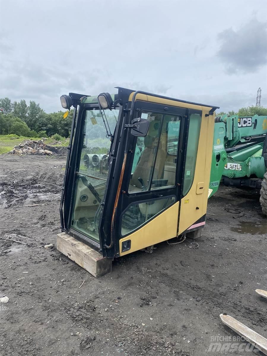 CAT 365 駕駛室與內部
