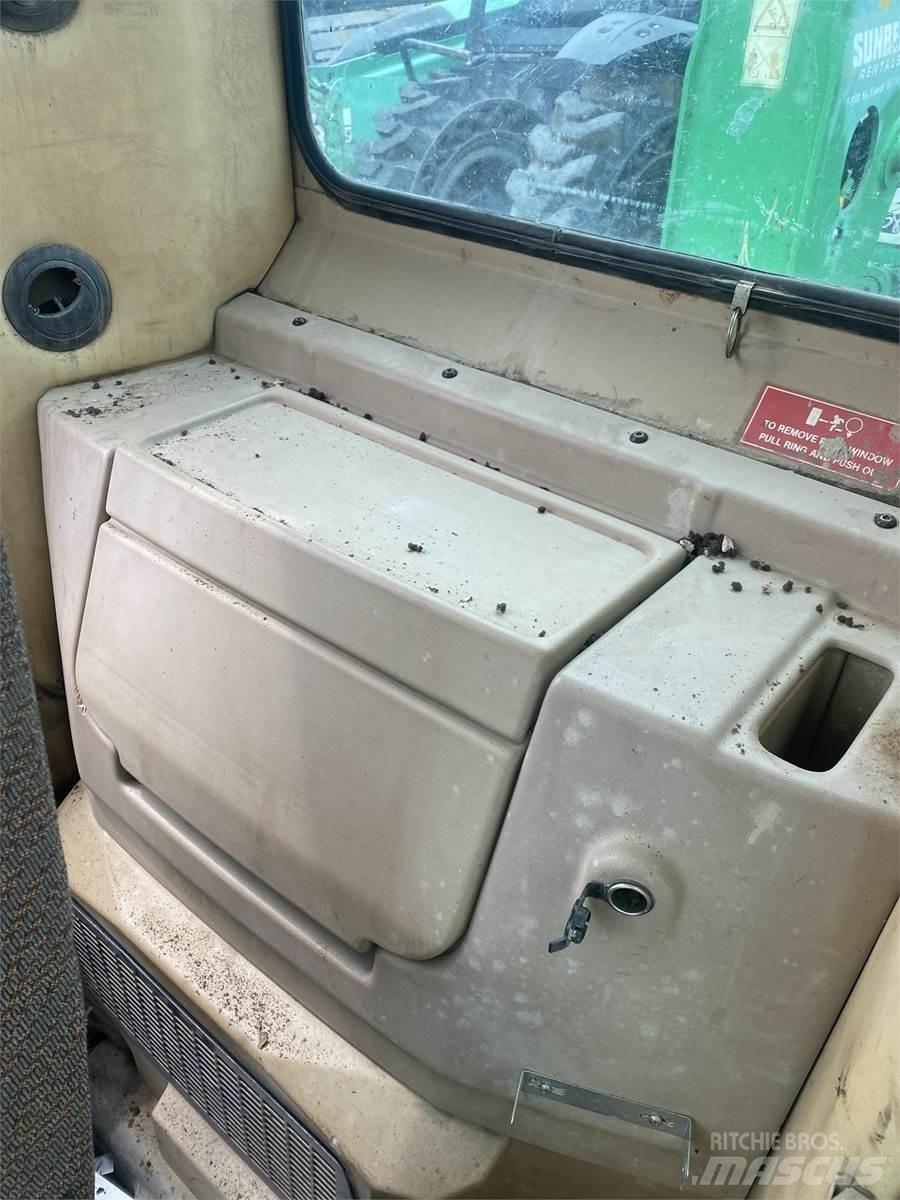 CAT 365 駕駛室與內部