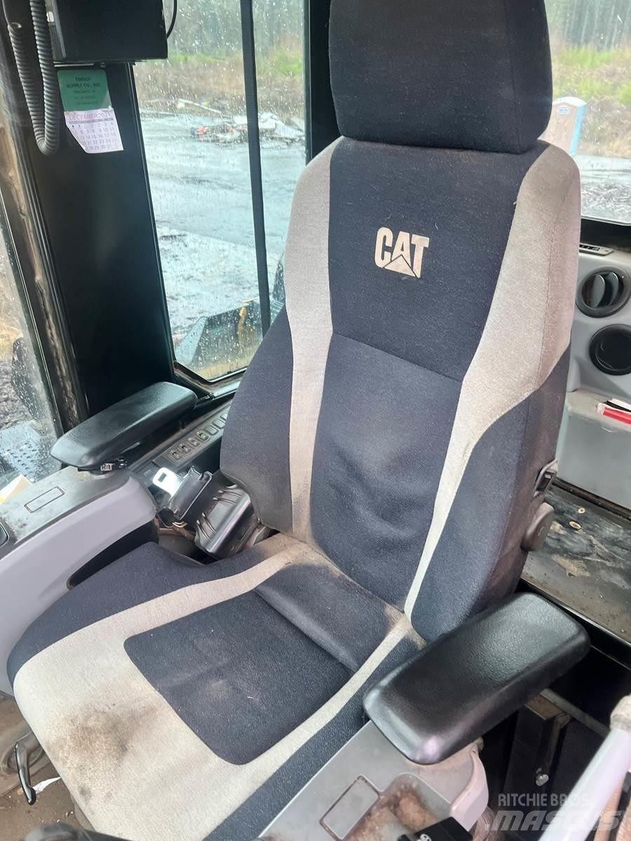 CAT 558LL 鉗式裝載機
