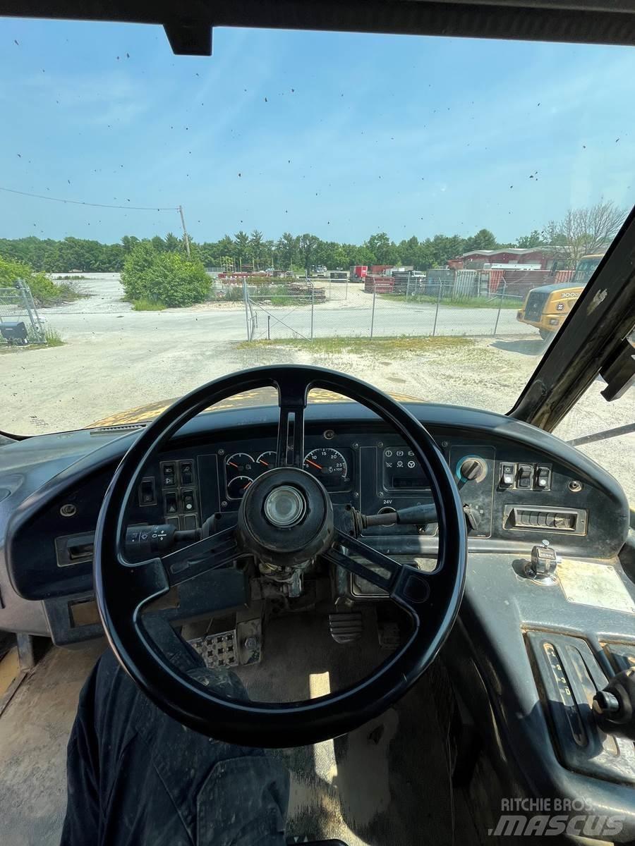 CAT 735 鉸接式起吊車