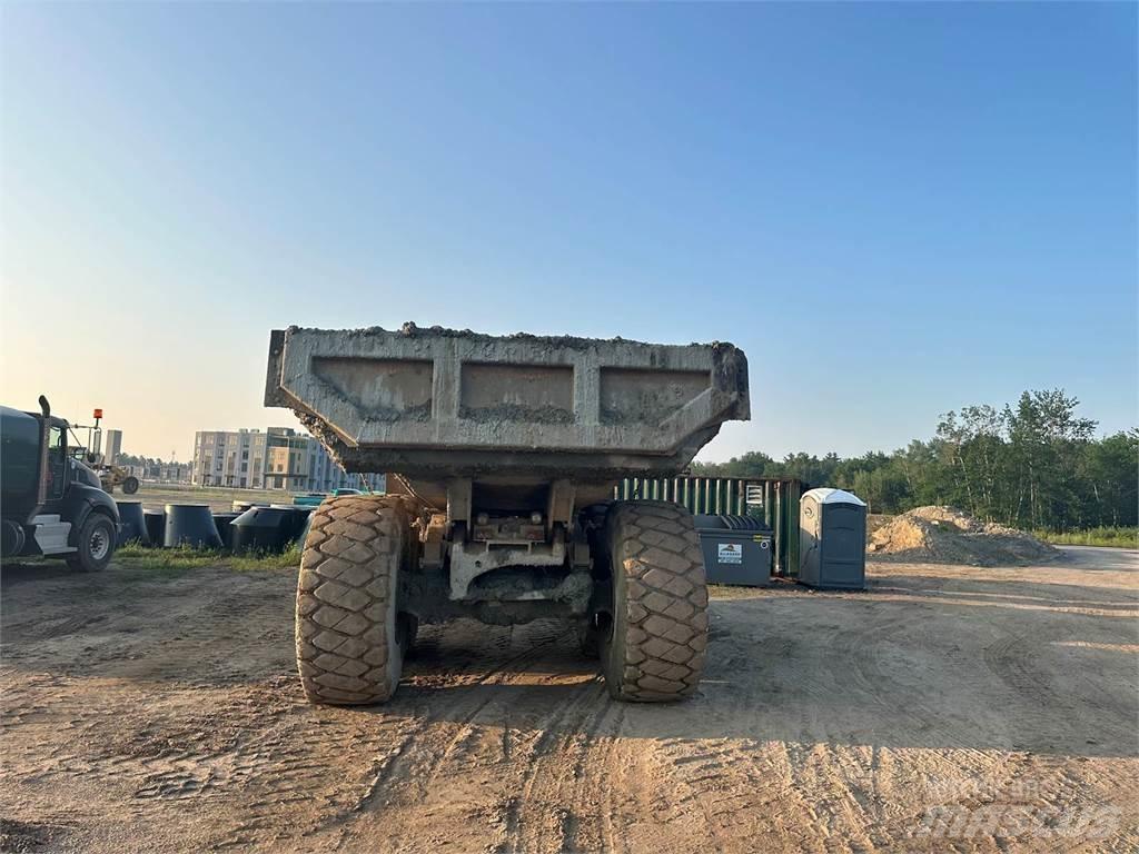 CAT 740 鉸接式起吊車