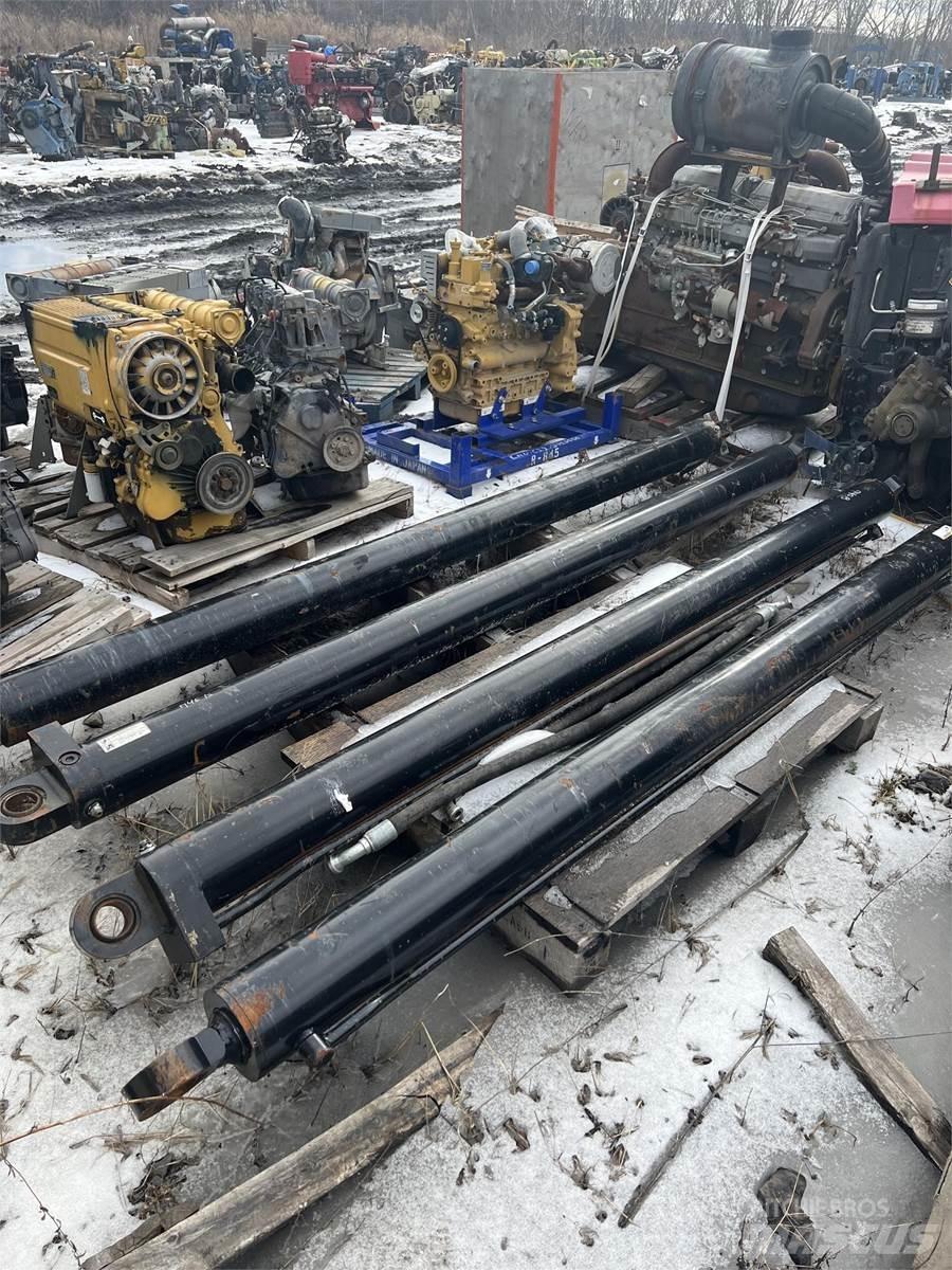 CAT 740B 起重機組件和設備
