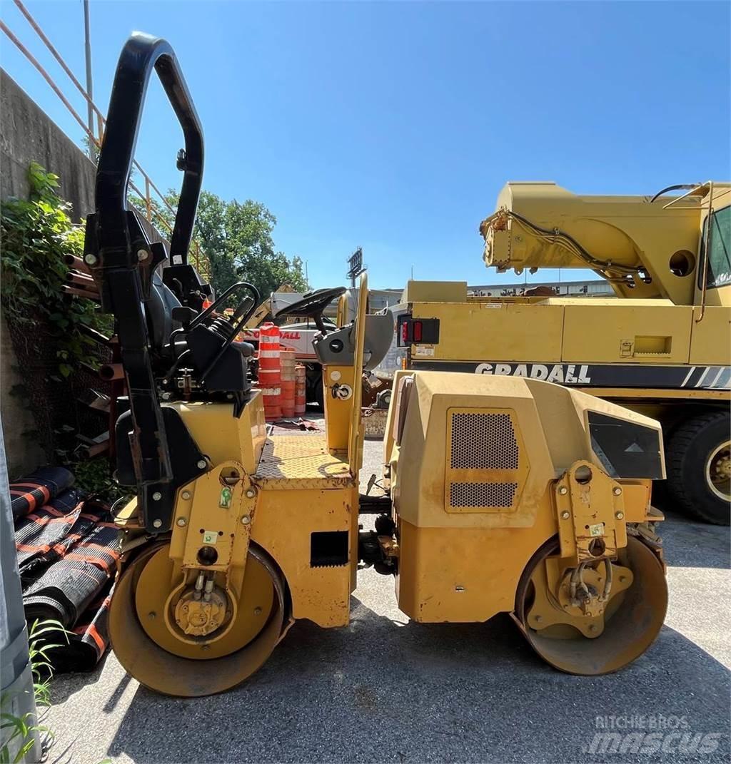 CAT CB22 單輪滾壓機
