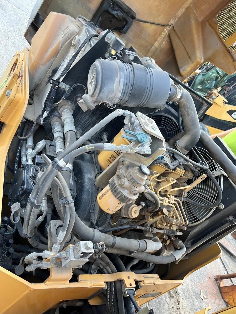CAT CB22 單輪滾壓機
