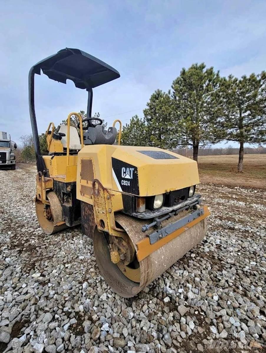 CAT CB24 單輪滾壓機