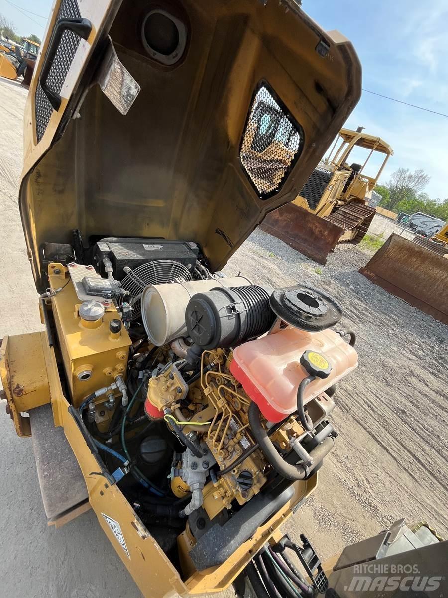 CAT CB24B 單輪滾壓機