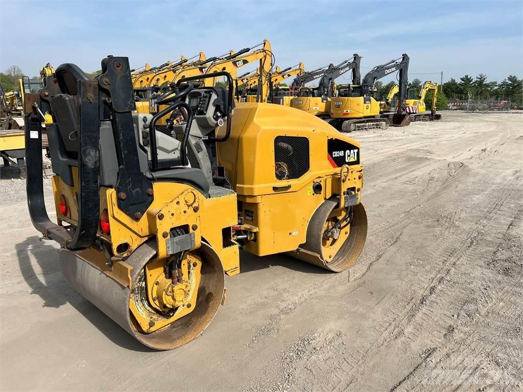 CAT CB24B 單輪滾壓機