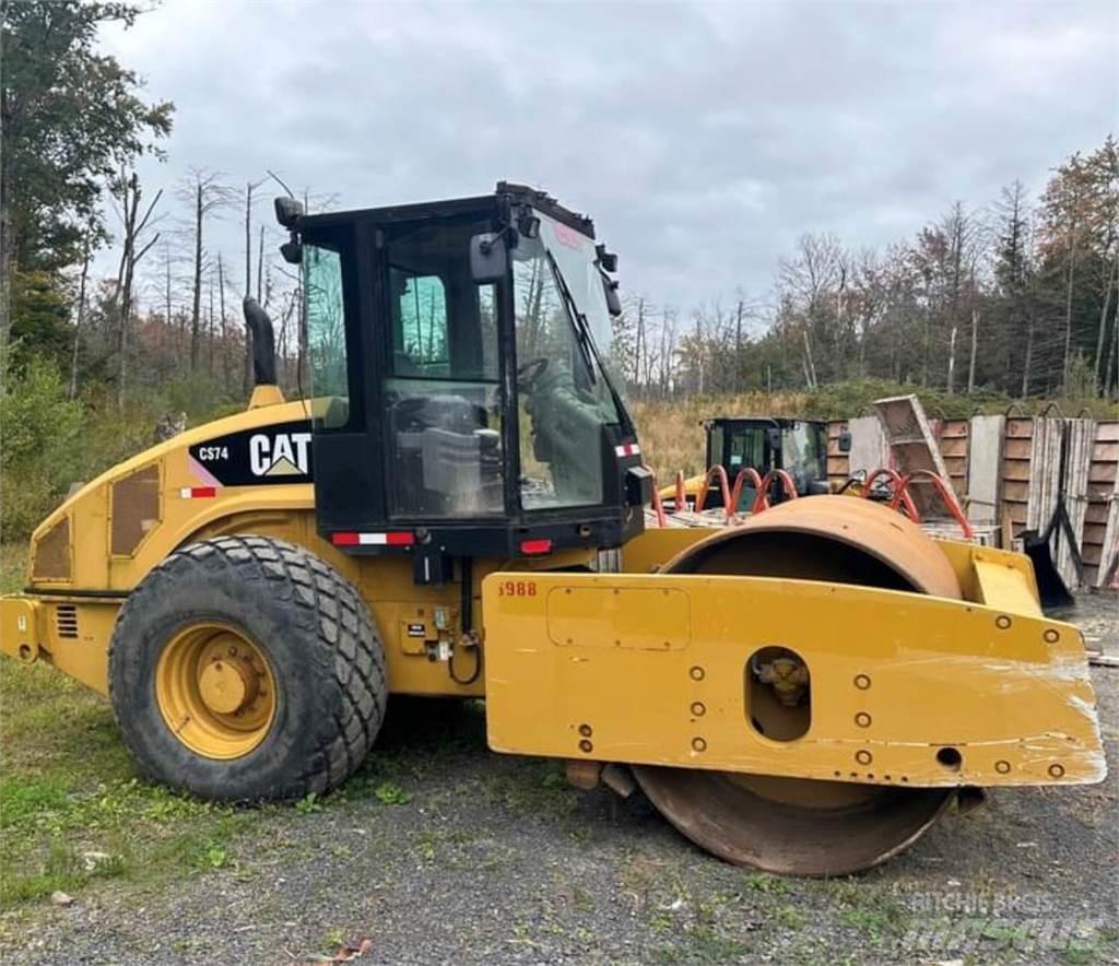CAT CS74 單輪滾壓機