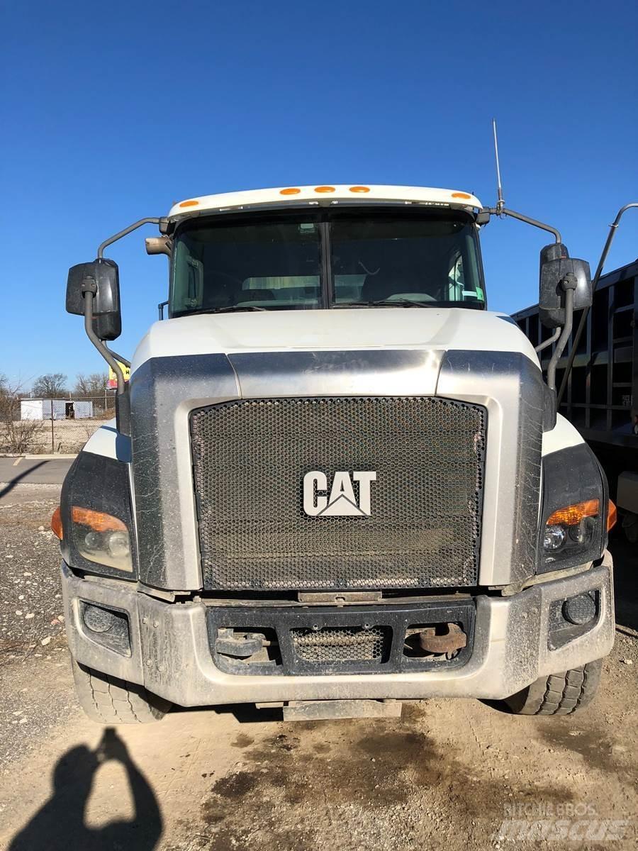 CAT CT660 傾卸式卡車