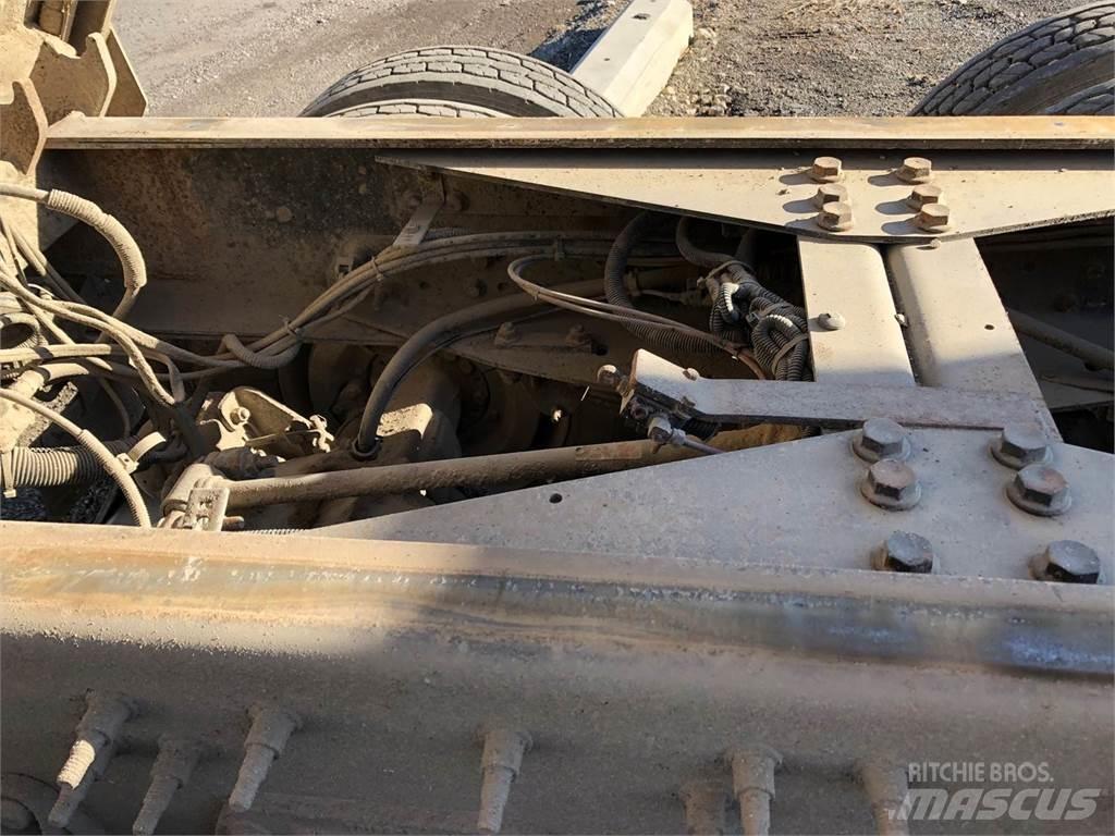 CAT CT660 傾卸式卡車