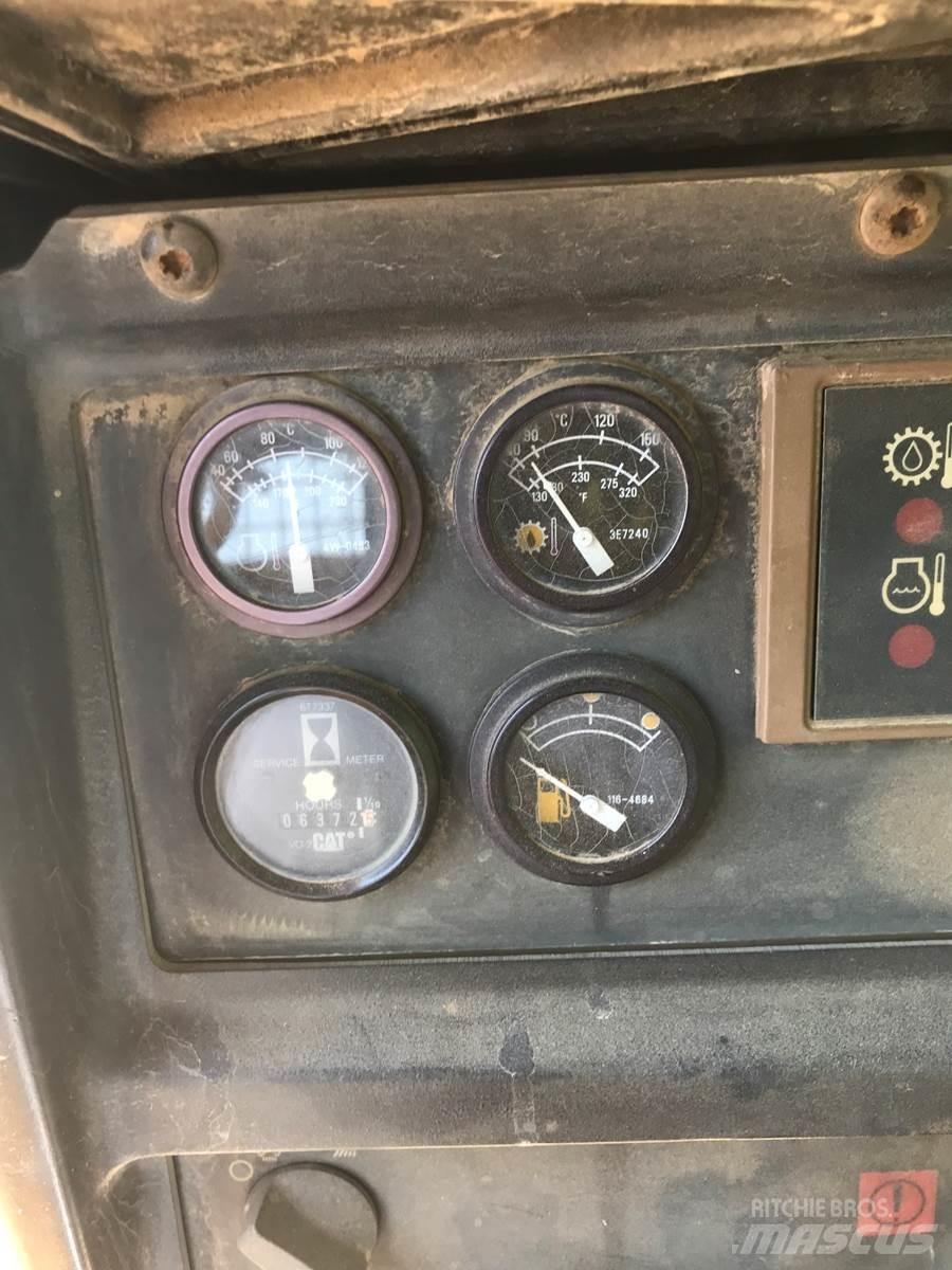 CAT D5M 履帶推土機