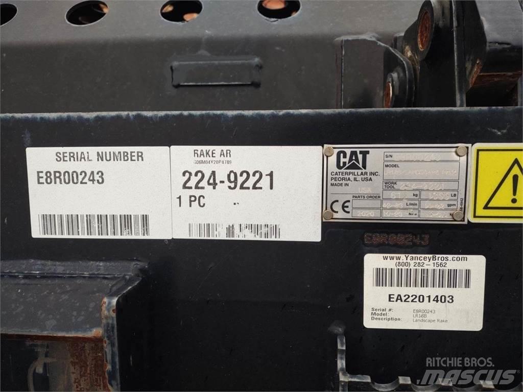 CAT LR18B 耙與翻草機