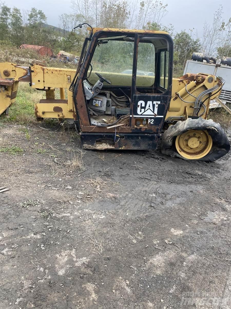 CAT TH82 伸縮臂操作車