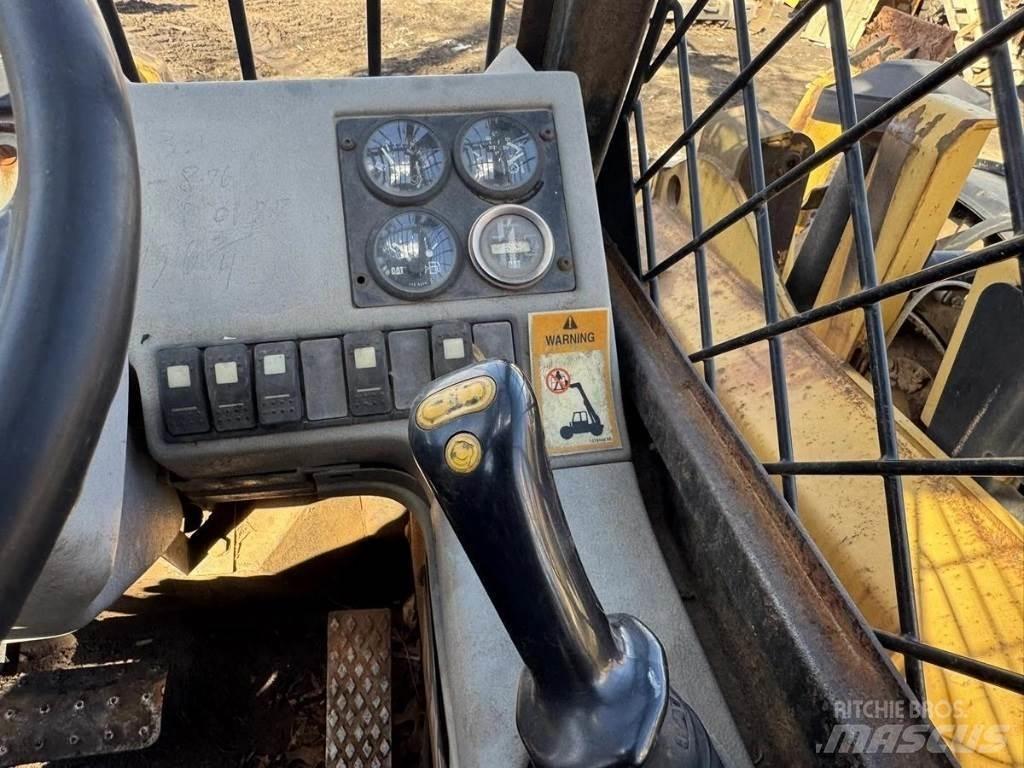 CAT TH83 伸縮臂操作車