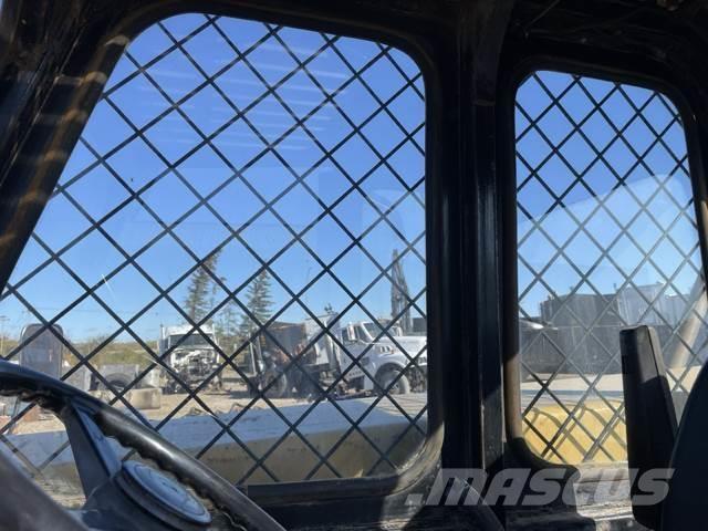 CAT TH83 伸縮臂操作車